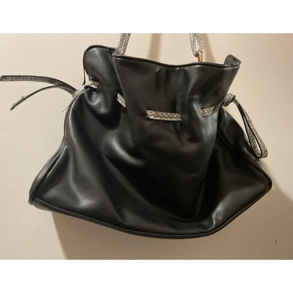 Badgley Mischka Black Medium Shoulder Bag Gold Hardware